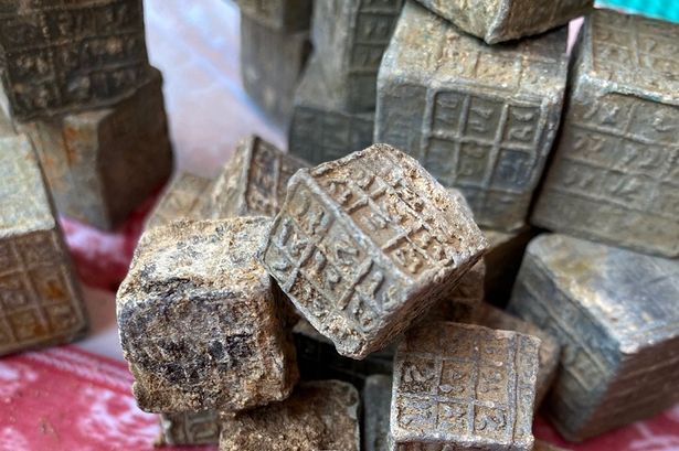 60 миниатюрных кубиков с таинственными  надписями вытащили из реки  в Англии