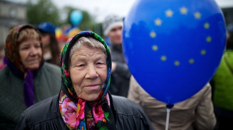 Женщина с шаром ЕС