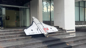 К зданию МИД  Молдовы, куда вызвали посла России, принесли обнаруженный во Флорештском районе дрон