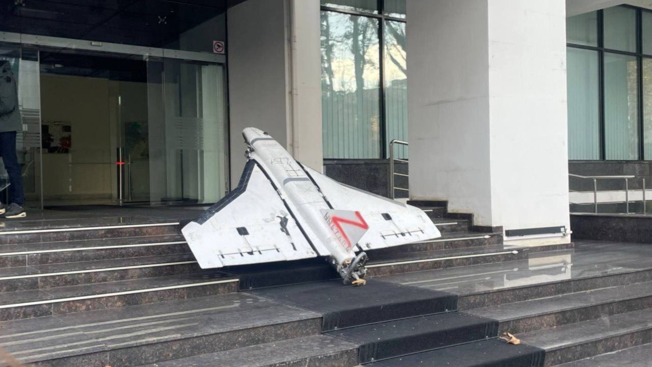 К зданию МИД Молдовы, куда вызвали посла России, принесли обнаруженный во Флорештском районе дрон К зданию МИД Молдовы, куда вызвали посла России, принесли обнаруженный во Флорештском районе дрон