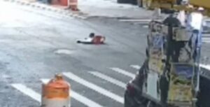 Полиция Нью-Йорка расследует загадочные случаи вылезающих из люка групп людей Полиция Нью-Йорка расследует загадочные случаи вылезающих из люка групп людей