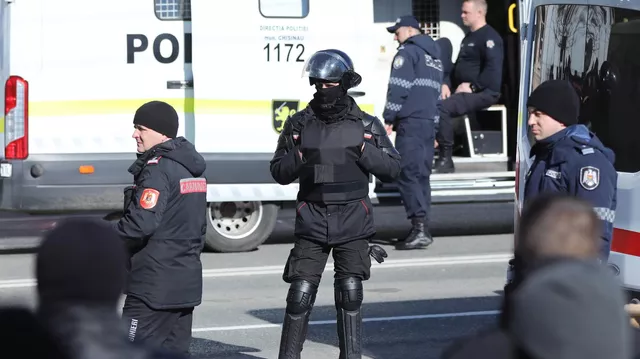"Изъято более миллиона долларов": Молдавская полиция провела 150 обысков у сторонников блока "Победа"