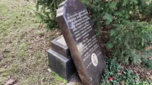 В Кишиневе повредили обелиск на могиле героя Великой Отечественной войны