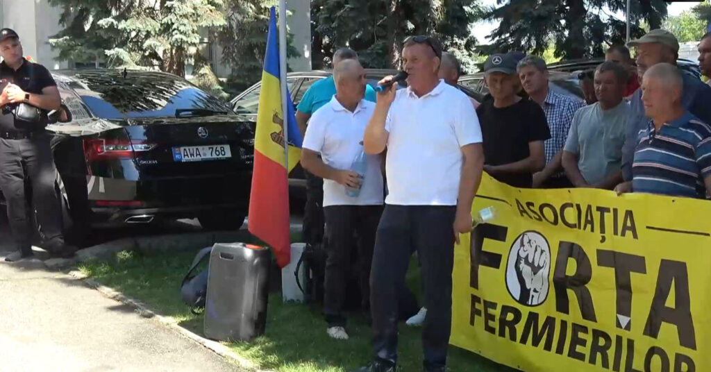 Молдавские Фермеры  протестуют перед зданием правительства