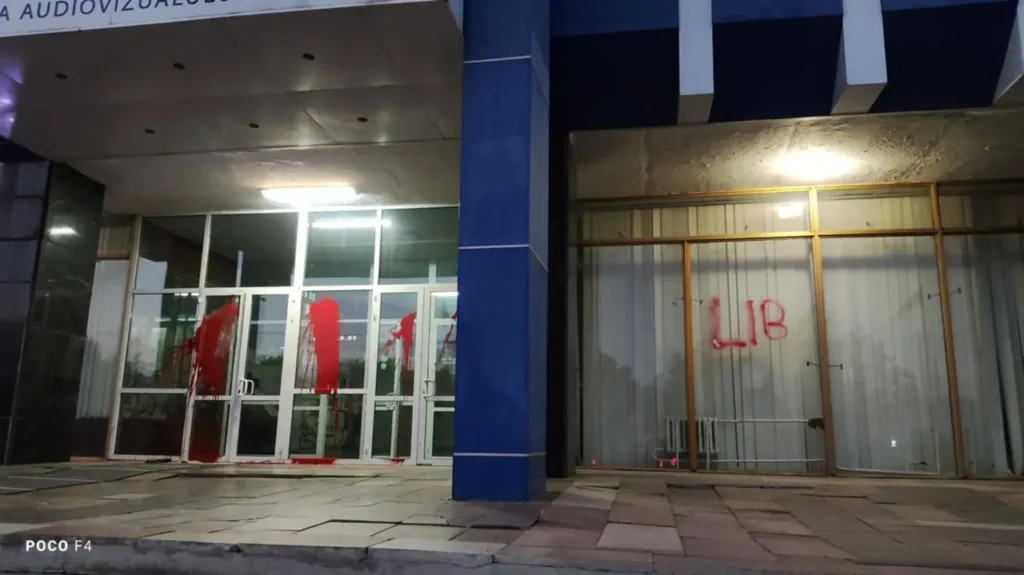 Двери здания "Телерадио-Молдова" облили красной краской