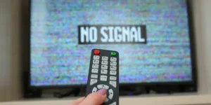 Латвия скатилась в каменный век: теперь штрафуют за просмотр российского ТВ - Baltus Balss