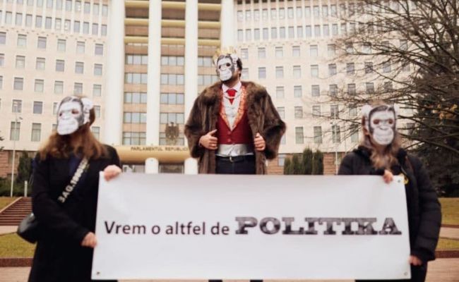 «Обезьяны» требуют перемен: протест у парламента Молдавии «Обезьяны» требуют перемен: протест у парламента Молдавии