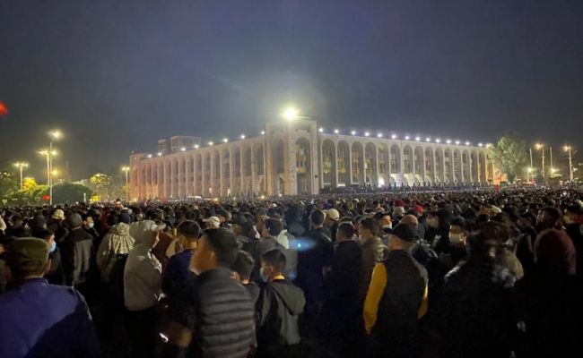 Протесты после выборов в Киргизии: митингующих разгоняют водометами и слезоточивым газом