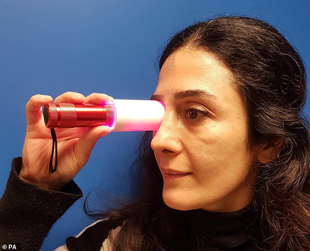 Можно значительно улучшить зрение, если смотреть на темно-красный свет 3 минуты раз в неделю утром, уверены ученые