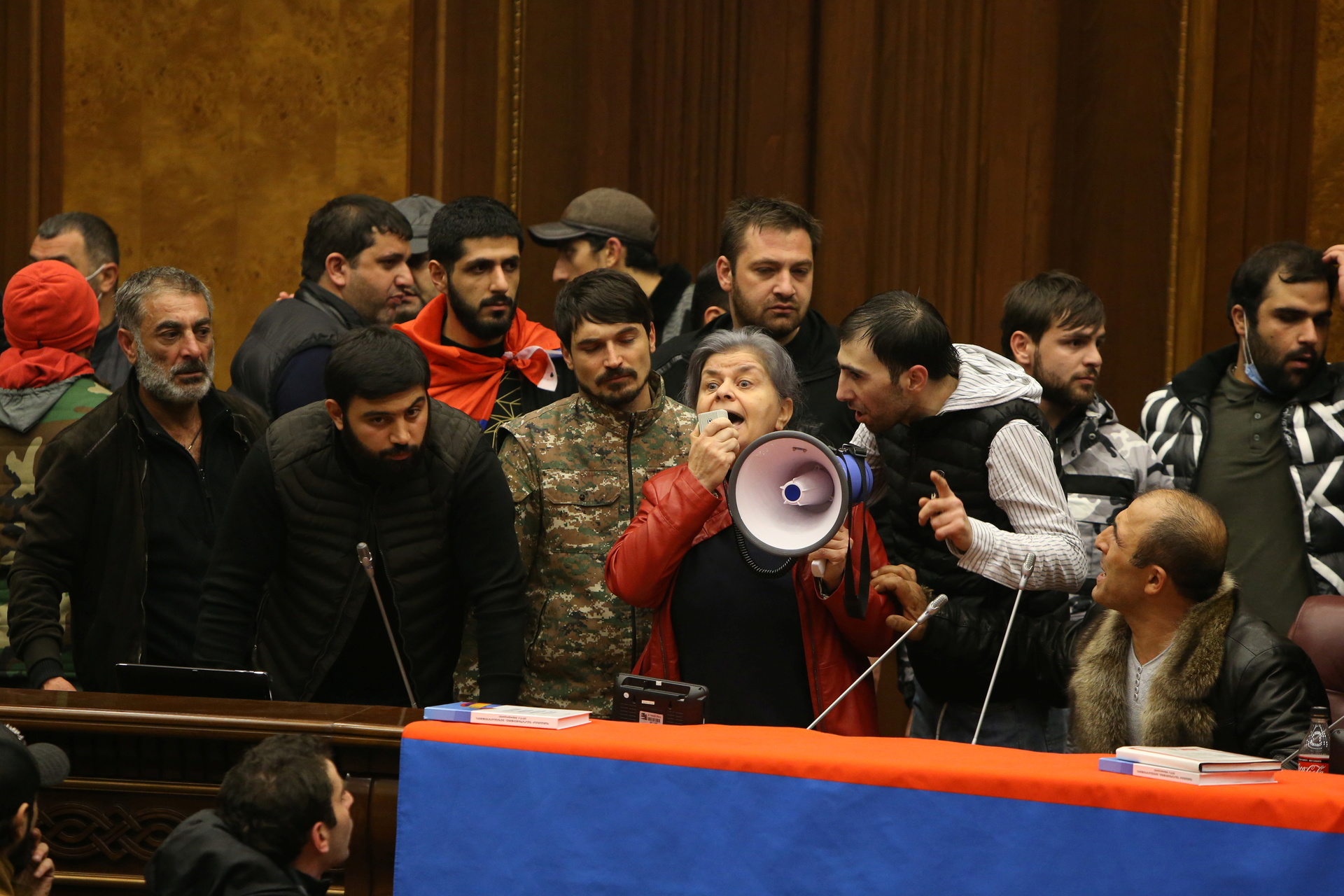 Захватив парламент Армении, протестующие устроили вакханалию. Спикер парламента Армении находится в больнице после избиения