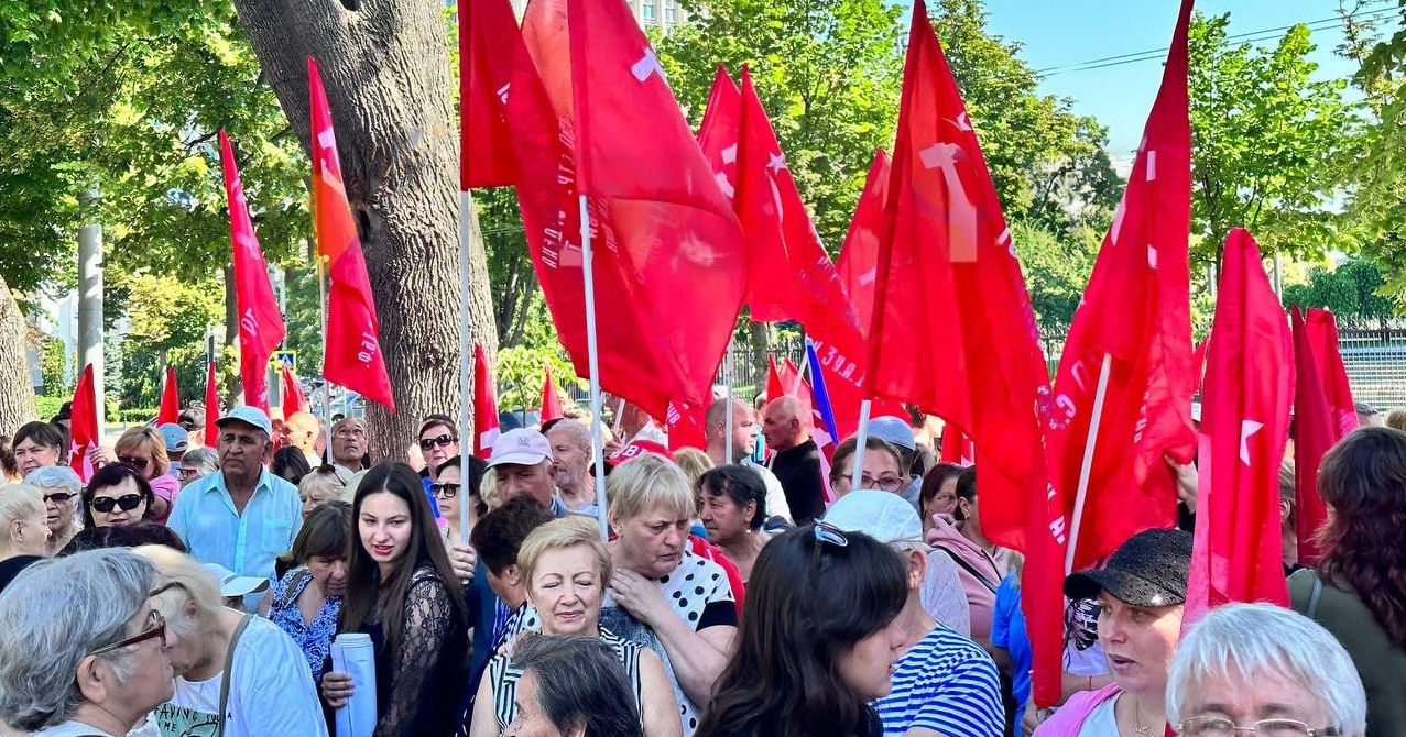 У здания молдавского парламента проходит протест против переноса Дня Победы У здания молдавского парламента проходит протест против переноса Дня Победы