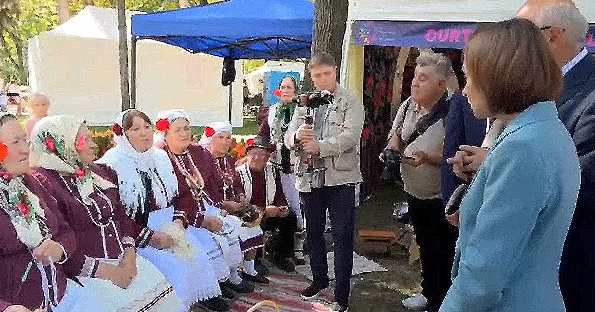 "Позор этому правительству!": В Гагаузии на Фестивале этносов во время встречи женщины пристыдили Санду
