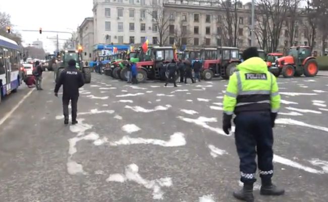 Молдавские фермеры заняли центральную площадь Кишинева Молдавские фермеры заняли центральную площадь Кишинева