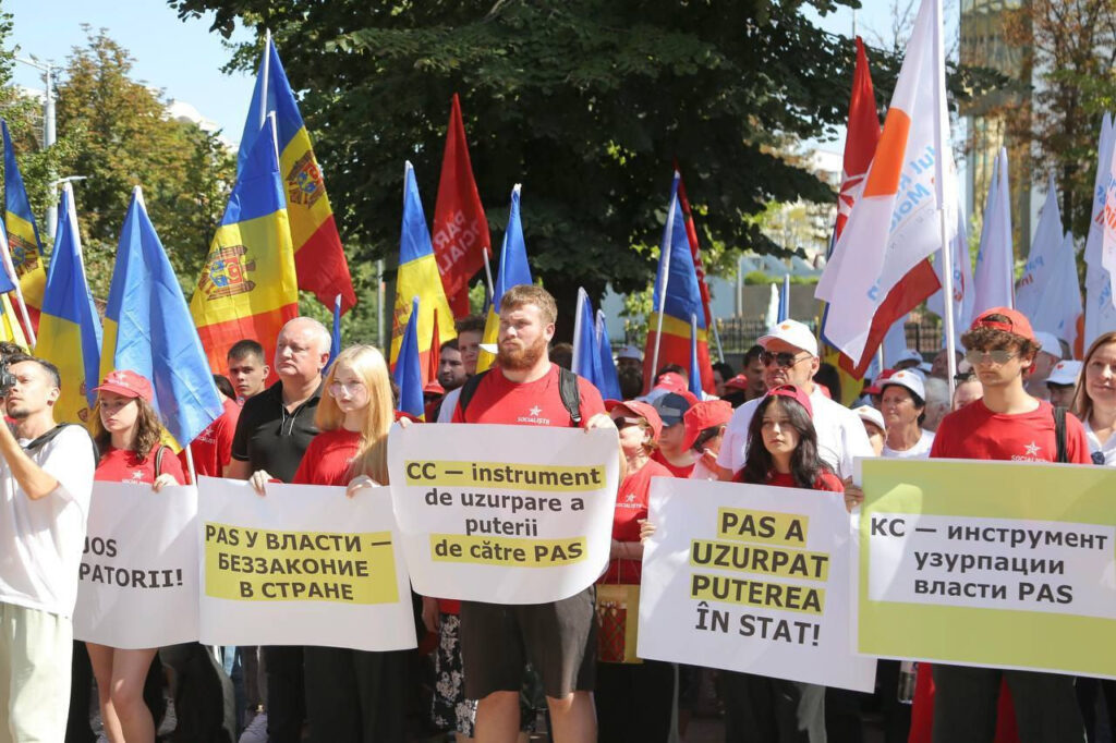 Перед молдавским парламентом прошел протест, его организовали партии Патриотического блока