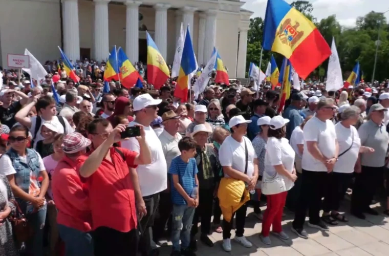 Тысячи людей вышли сегодня в Кишиневе на «Марш семьи»