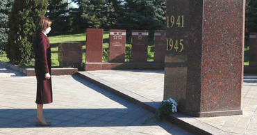 Президент Молдовы возложила цветы на мемориале воинской славы "Вечность"