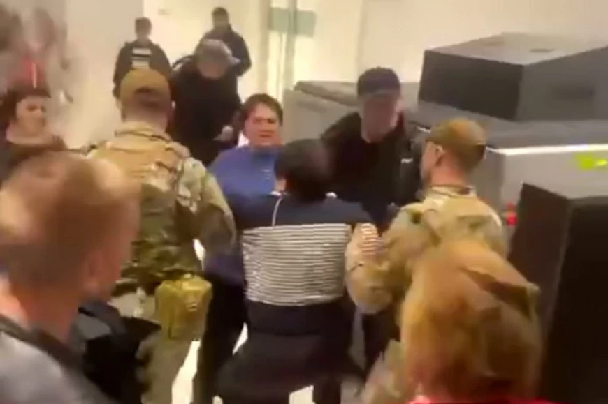 Молдавские силовики устроили шоу в аэропорту Кишинева: возвращавшихся из Москвы пассажиров допрашивали, держали без еды и воды