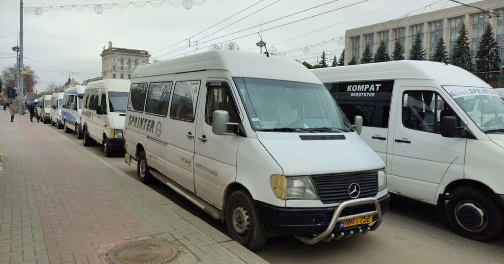 Протестующие: Перевозчикам пассажиров навязали систему продажи билетов, которую контролирует компания, "аффилированная с министром Андреем Спыну" Протестующие: Перевозчикам пассажиров навязали систему продажи билетов, которую контролирует компания, "аффилированная с министром Андреем Спыну"