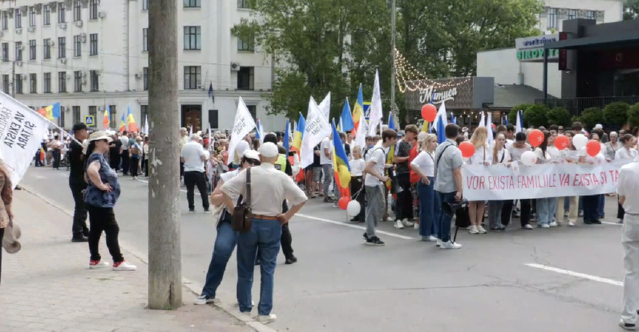 В центре Кишинева проходит «Марш семьи» В центре Кишинева проходит «Марш семьи»