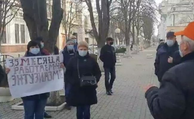 Нашим семьям нечего есть: железнодорожники Молдовы требуют вернуть долги по зарплате