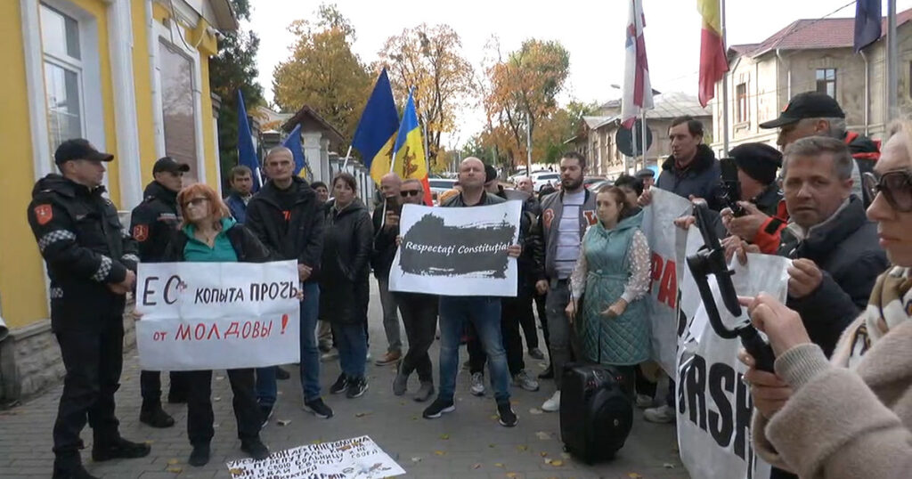 У здания КС Молдовы проходит протест: рассматривается вопрос о конституционном референдуме