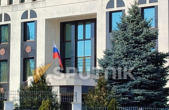 На здании посольства РФ в Кишиневе приспущен флаг России, граждане и должностные лица выражают соболезнование