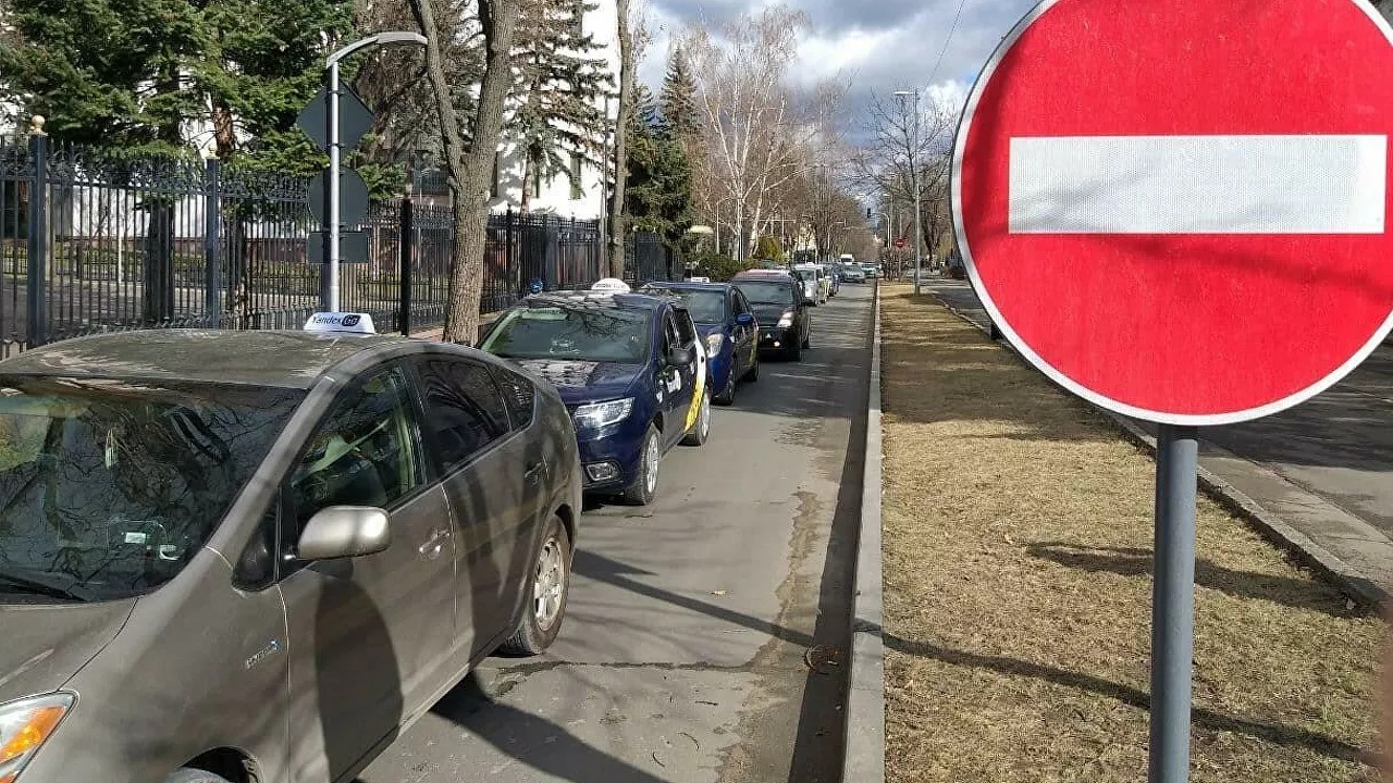 Протест против повышения цен на топливо проходит возле парламента в Кишиневе Протест против повышения цен на топливо проходит возле парламента в Кишиневе