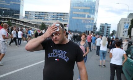 В Вильнюсе протестующие заблокировали парламент, полиция применила слезоточивый газ