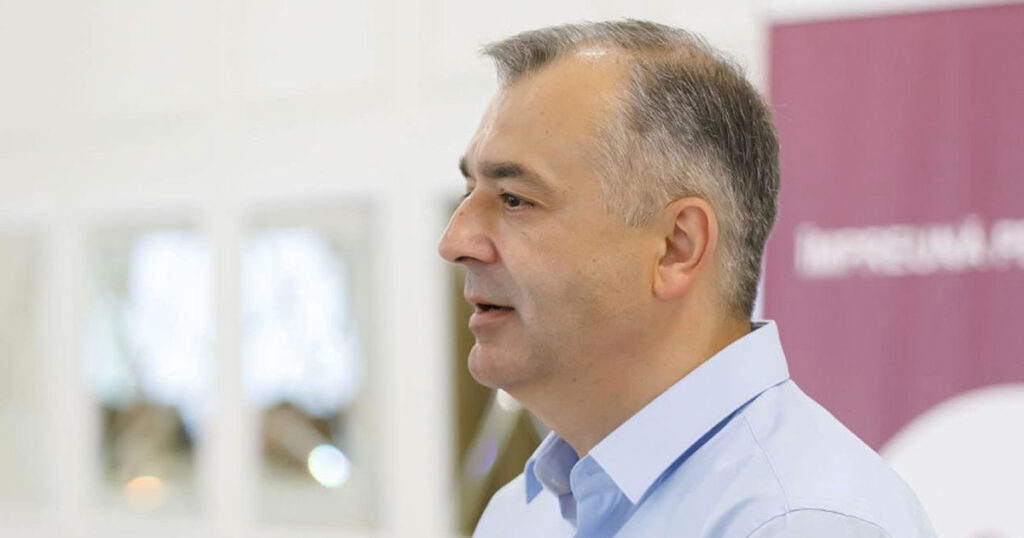 "Вовлекает несовершеннолетних": один из кандидатов подал в ЦИК жалобу на Санду
