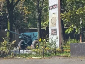 В Молдавии вандалы сорвали барельеф в честь Победы у здания Дома офицеров