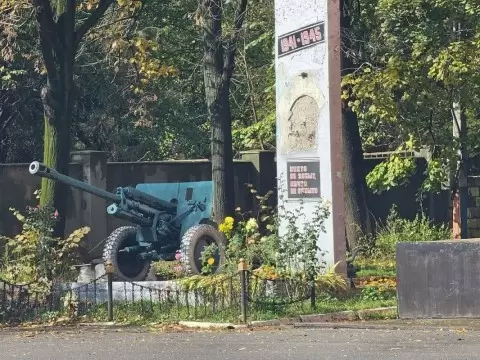 В Молдавии вандалы сорвали барельеф в честь Победы у здания Дома офицеров В Молдавии вандалы сорвали барельеф в честь Победы у здания Дома офицеров