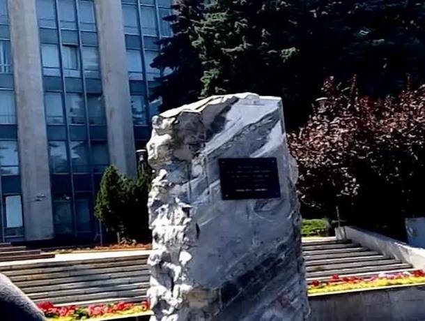 Общественники требуют убрать установленный незаконно в центре Кишинева "камень Гимпу"