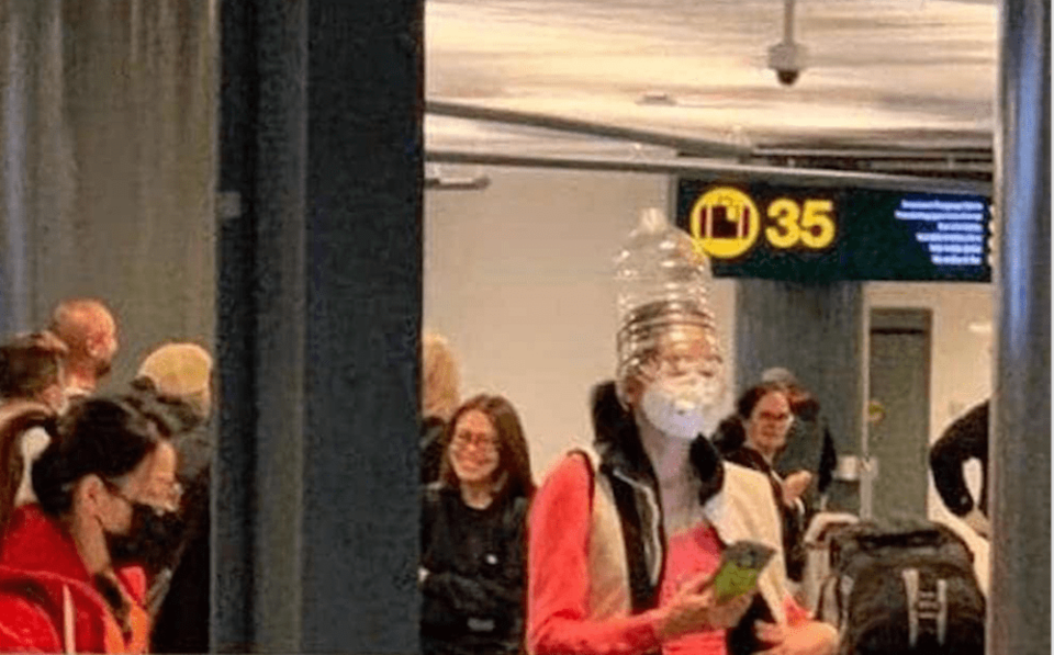 Защищаясь от коронавируса, в Канаде люди идут на крайние меры -  надевают на голову пластиковые контейнеры из-под воды