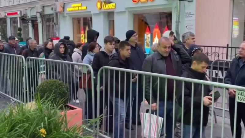 "Бюллетеней не хватит": утренние очереди на двух избирательных участках в Российской Федерации