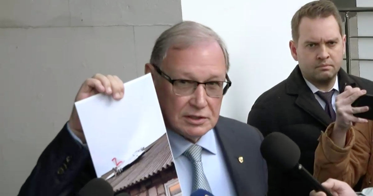 Озеров: "Вы правда считаете, что дрон мог приземлиться на крышу, ничего не повредив?"