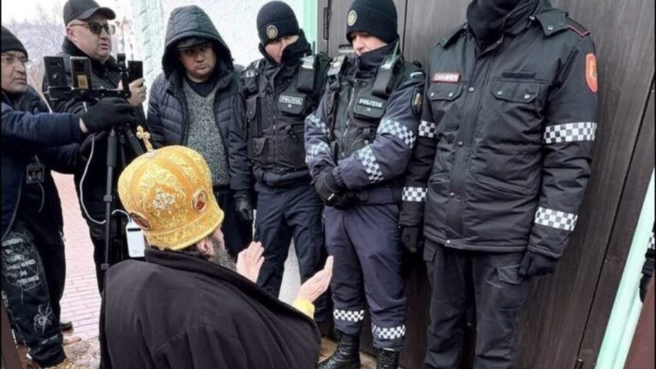 Полиция заблокировала архиепископа Петра в сельском храме в Молдавии