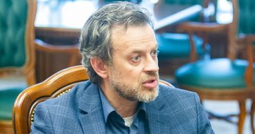 Конфликт в государственном русском театре им. Чехова: директор временно отстранен, коллектив возмущен