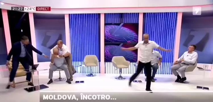 "Хорошие люди" приступили к расправам: советник Санду до потери сознания избил в прямом эфире ветерана МВД