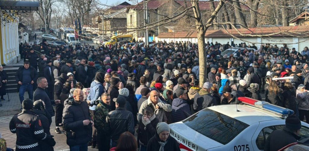 Многолюдный митинг у здания КС Молдовы: жители Гагаузии вышли на протест