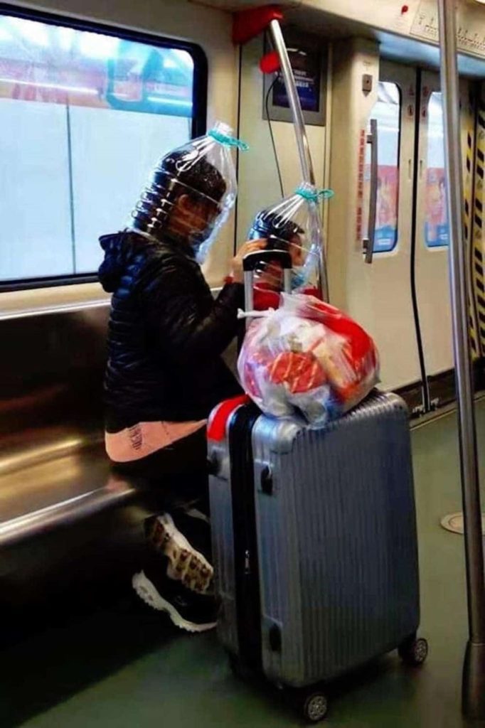 Защищаясь от коронавируса, в Канаде люди идут на крайние меры -  надевают на голову пластиковые контейнеры из-под воды