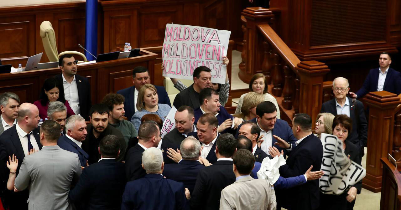 Потасовка в молдавском парламенте: принятие закона о замене названия языка с молдавского на румынский вызвало гнев оппозиции
