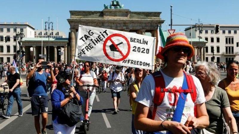 «Долой намордники!»:  протестующие немцы восстают против ношения масок и пандемических ограничений
