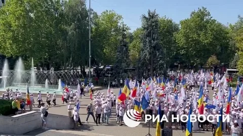 Тысячи сторонников оппозиционных партий собрались на митинг в Кишиневе