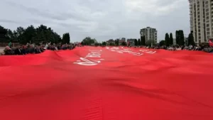 На мемориале в Кишиневе развернули гигантскую копию Знамени Победы