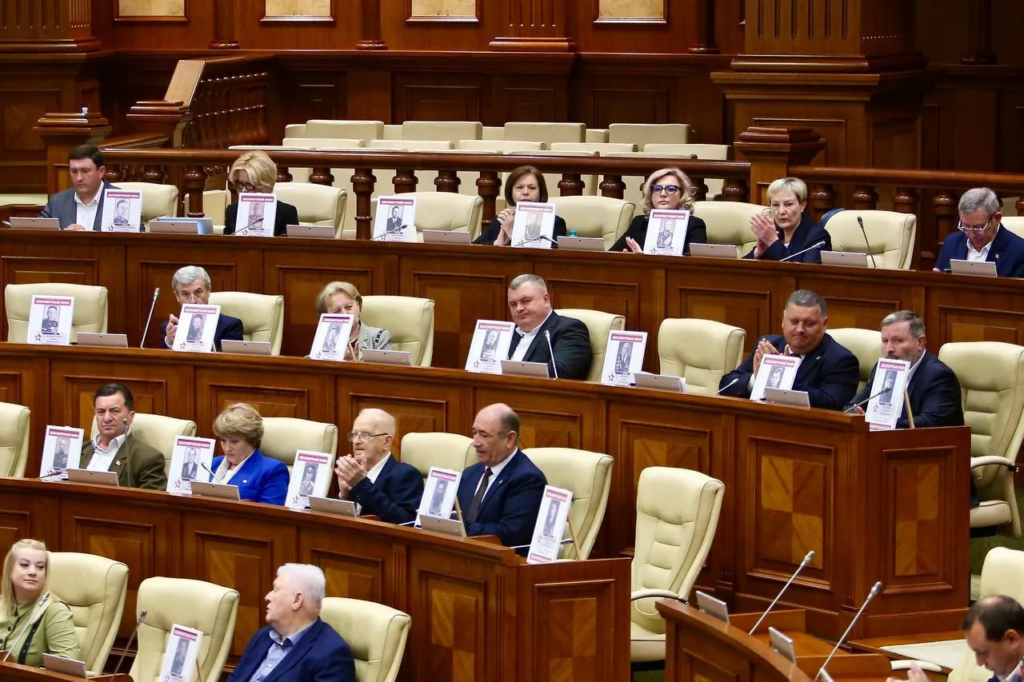 Оппозиционные депутаты провели в молдавском парламенте акцию "Бессмертый полк"