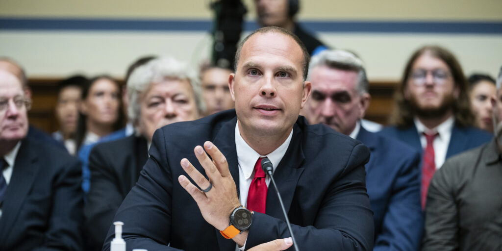 Такер Карлсон раскрыл информацию о контактах правительства США со «сверхъестественными существами» — подробности настолько пугающие, что он боится рассказать об этом своей жене