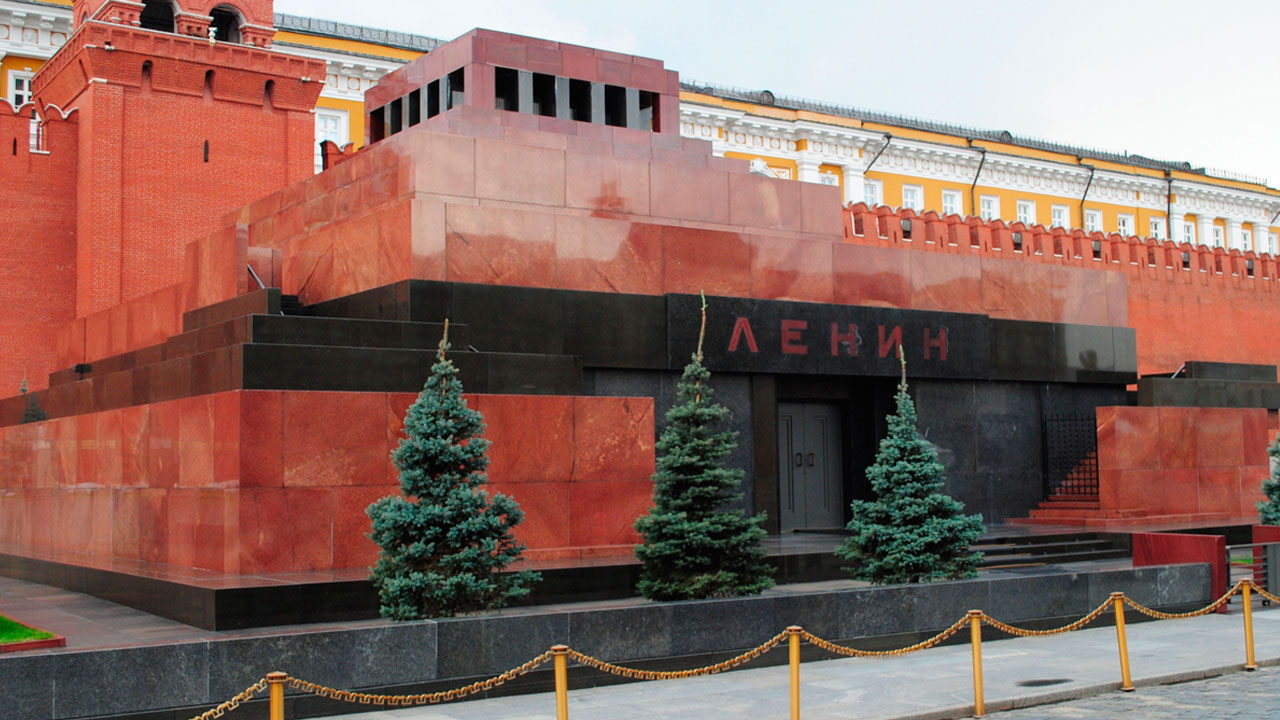 Как связаны мумия Ленина, историческая правда и акты вандализма на могилах советских воинов