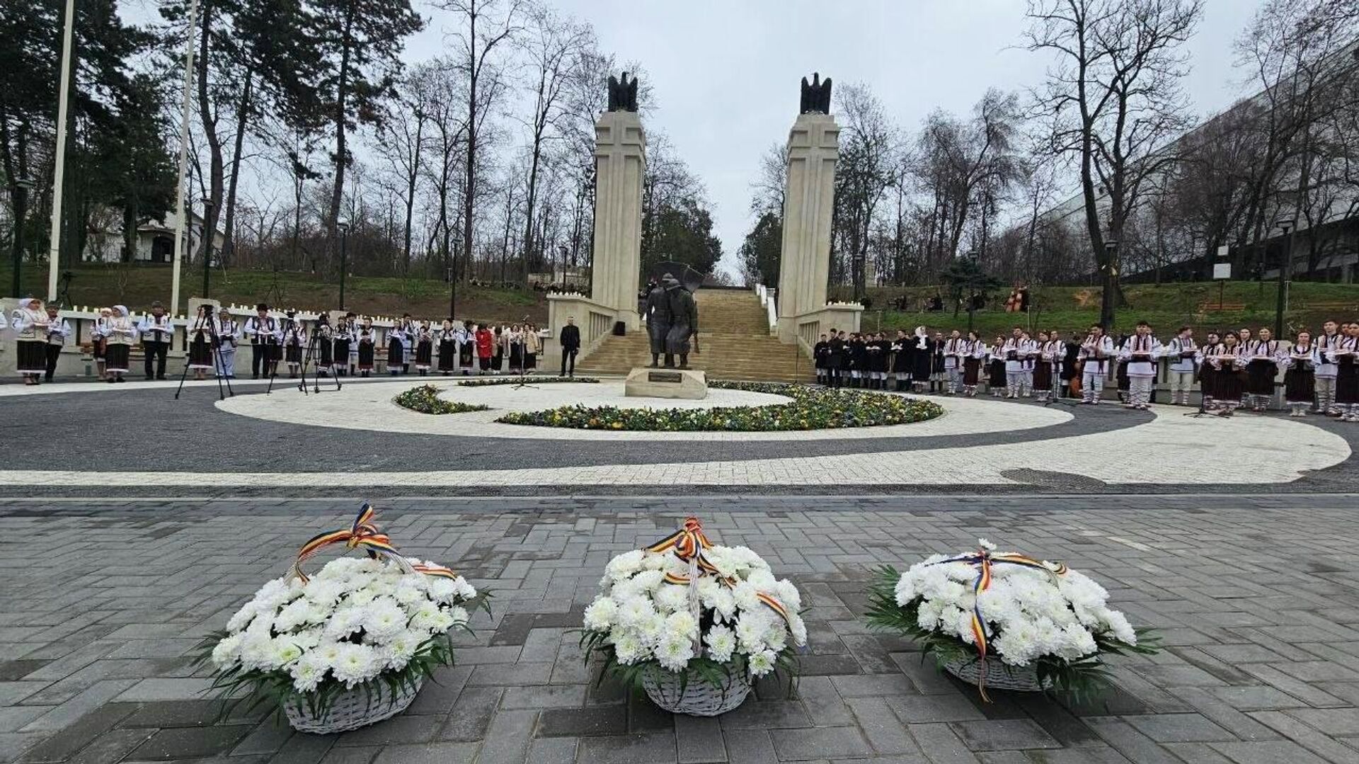 В Кишиневе учащихся направили на открытие мемориала "Кладбище румынских героев"