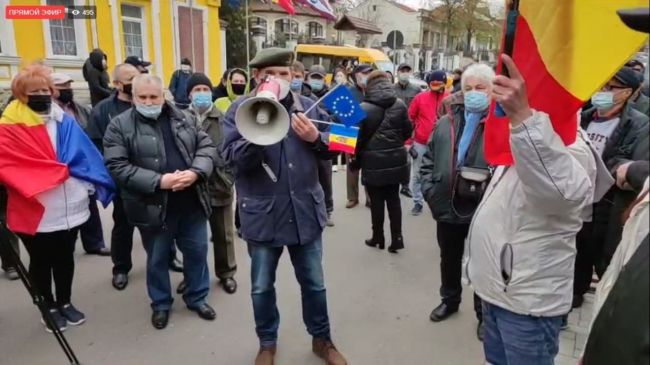 Сторонники Санду перенесли политическое противостояние на улицы
