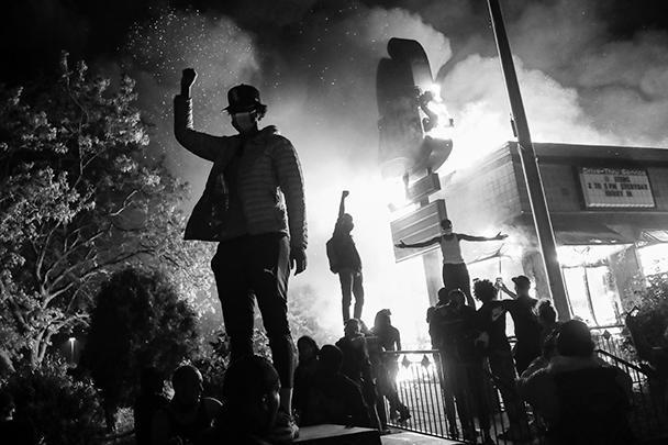 Трампа спрятали в подземный бункер, в Вашингтоне введен комендантский час Трампа спрятали в подземный бункер, в Вашингтоне введен комендантский час